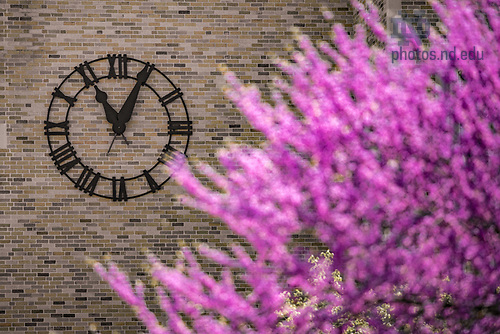 MC 5.8.18 Jordan Clock.JPG by Matt Cashore/University of Notre Dame May 8, 2018; Jordan Hall of Science clock (Photo by Matt Cashore/University of Notre Dame)