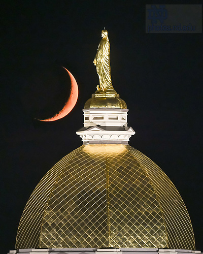 MC 9.18.23 Dome and Moonset.jpg by Matt Cashore/University of Notre Dame September 18, 2023; Moonset behind the Golden Dome (Photo by Matt Cashore/University of Notre Dame)